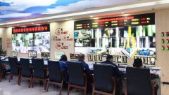 运行人员紧盯监控屏幕