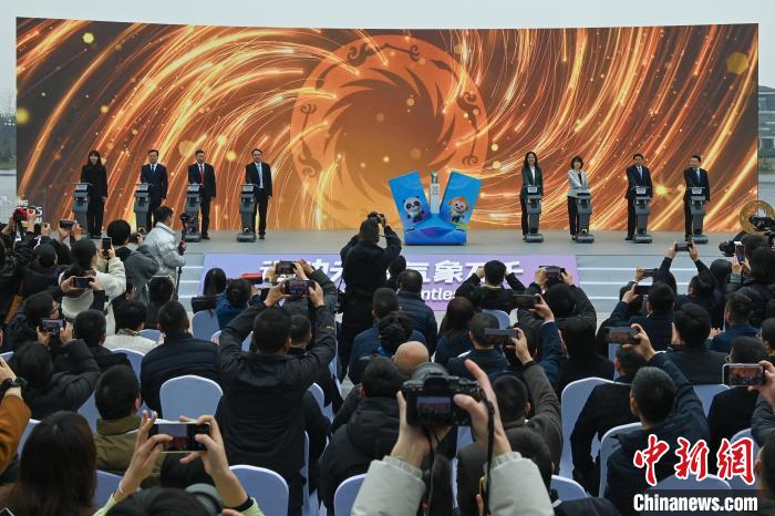 以三星堆青铜大立人像为灵感的世运会首支火炬