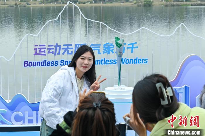 以三星堆青铜大立人像为灵感的世运会首支火炬