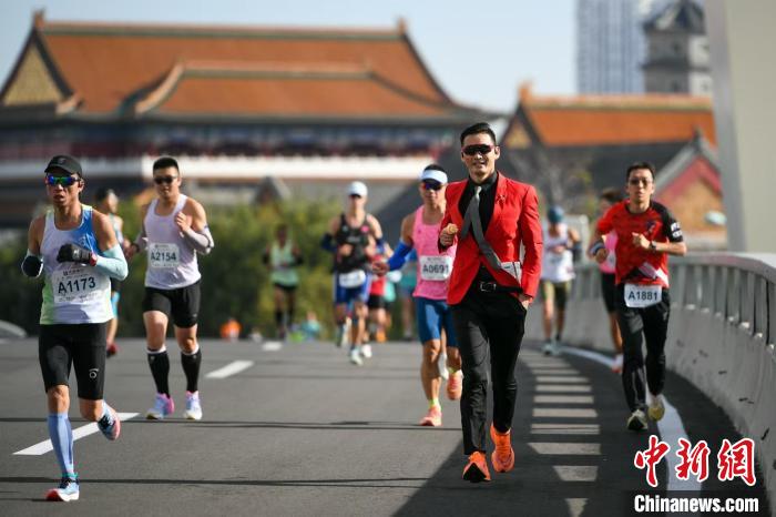 历史印记与现代活力交融，天津马拉松2024鸣枪开