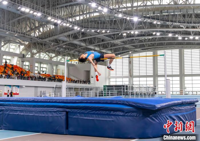 张国伟在天津团泊大众公开赛以2米24夺得跳高冠