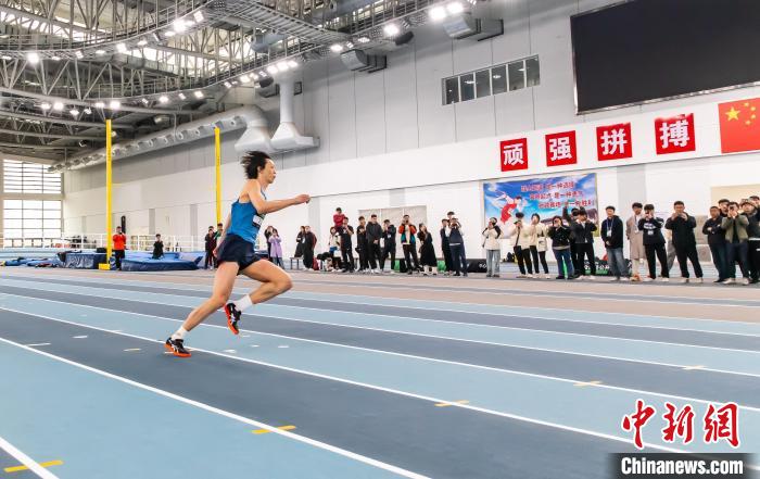 张国伟在天津团泊大众公开赛以2米24夺得跳高冠