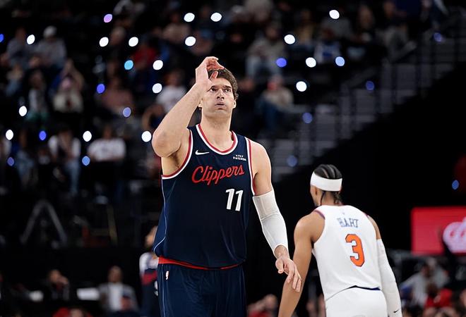 快船双杀尼克斯登西部第八 洛佩斯16+4+3助成关键