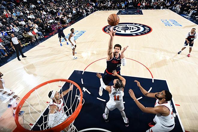 快船双杀尼克斯登西部第八 洛佩斯16+4+3助成关键