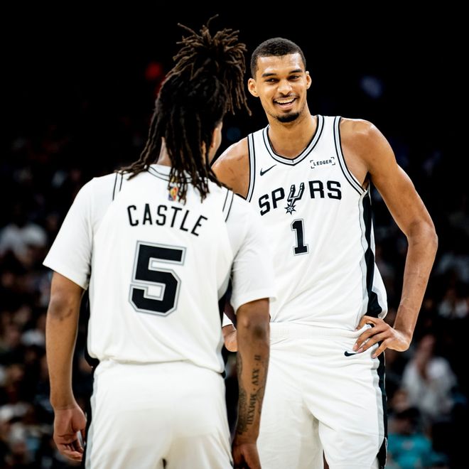 文班亚马20分钟砍30+10创纪录 马刺大胜公牛登顶积