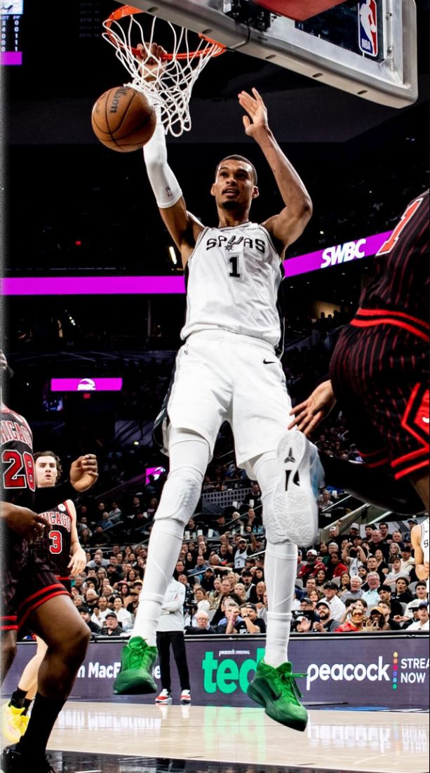 文班亚马20分钟砍30+10创纪录 马刺大胜公牛登顶积