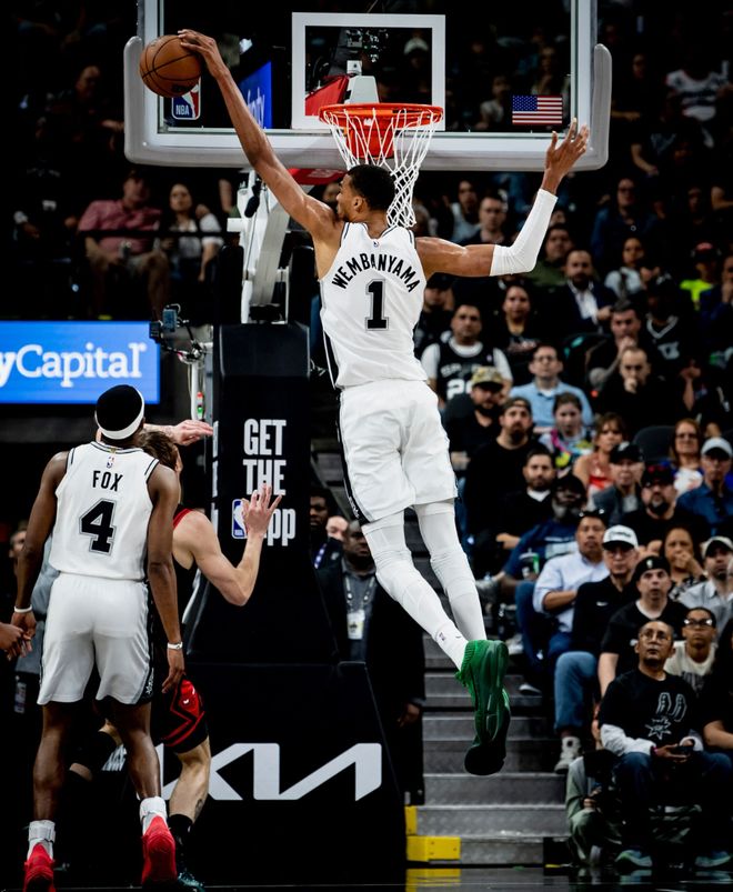 文班亚马20分钟砍30+10创纪录 马刺大胜公牛登顶积