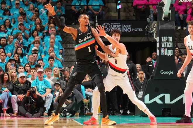 文班亚马季后赛首秀惊艳 马刺大胜开拓者16分