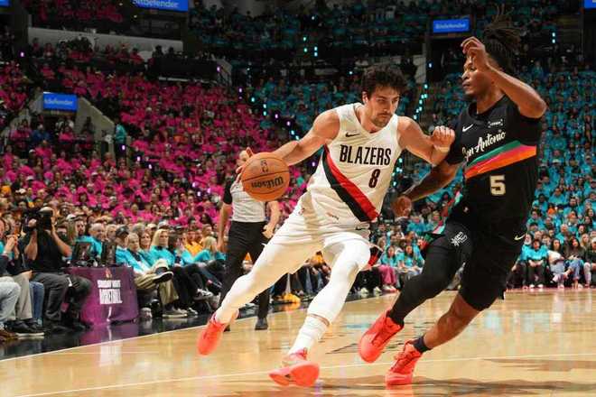 文班亚马季后赛首秀惊艳 马刺大胜开拓者16分